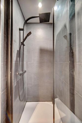 une douche avec une porte vitrée dans une salle de bain dans l'établissement Le ART - 500m des plages - Clim - Verrière Côte d'Azur, à Cannes