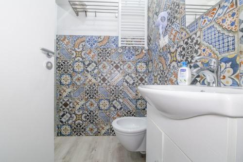 a bathroom with a sink and a toilet at Residenza Borgo Guazzo in Parma