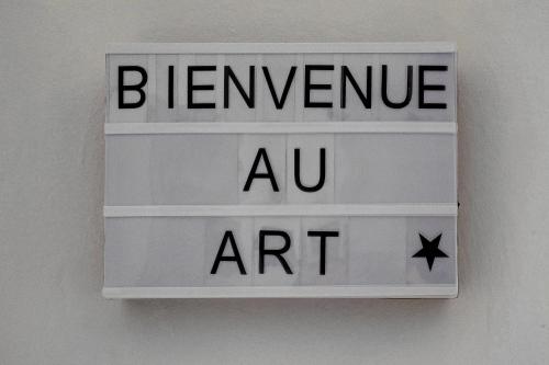 a sign on a wall with the wordsineau au art at Le ART - 500m des plages - Clim - Verrière Côte d'Azur in Cannes