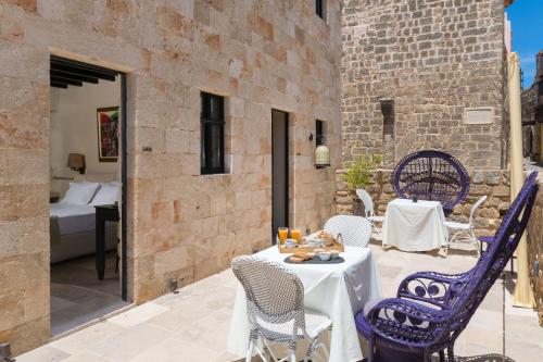 d'une chambre et d'une terrasse avec une table et des chaises. dans l'établissement Allegory Boutique Hotel, à Rhodes
