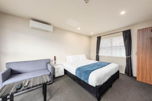um quarto de hotel com uma cama e uma janela em 311 Motel Riccarton em Christchurch