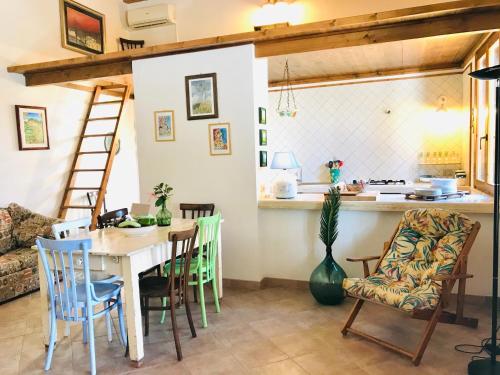 una cucina e una sala da pranzo con tavolo e sedie di Casa Ale a Marsala