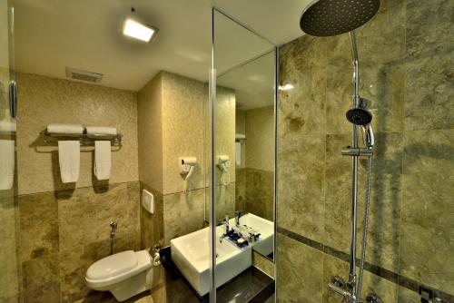 Kamar mandi di Serela Merdeka by KAGUM Hotels