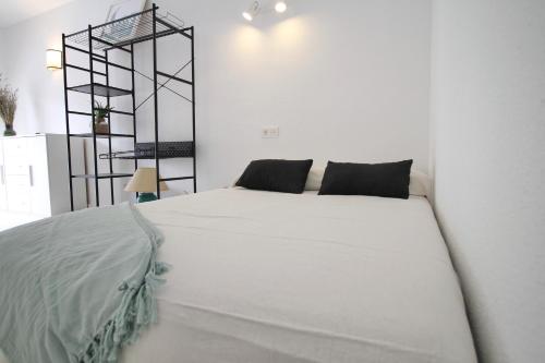 een slaapkamer met een groot wit bed in een kamer bij Mediterranean Way - Les Dunes in Salou