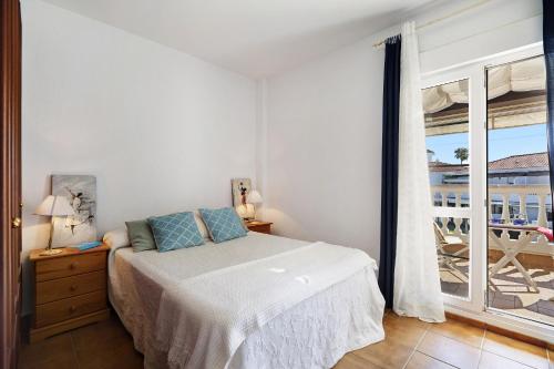 科斯塔巴倫娜的住宿－Casa Costa Ballena Dahlia，一间白色卧室,配有床和阳台