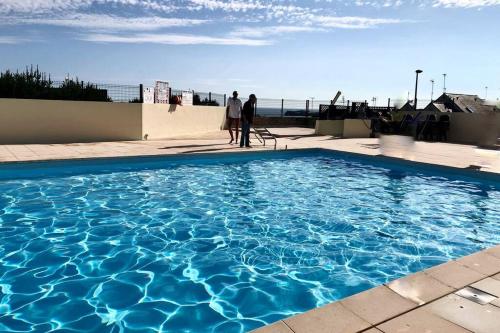 Πισίνα στο ή κοντά στο Charmant studio à 400m de la plage avec piscine