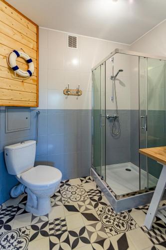 a bathroom with a toilet and a shower at Hostel & Apartments Kołobrzeg in Kołobrzeg