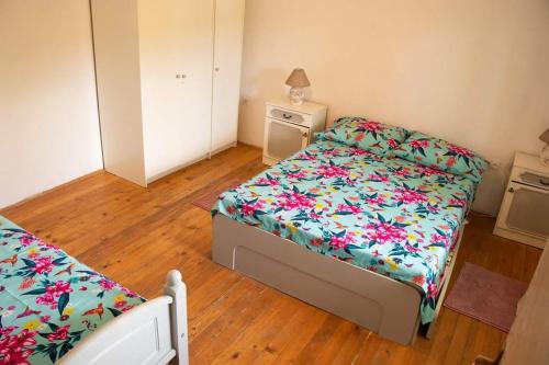 En eller flere senge i et værelse på Summerhouse Marina