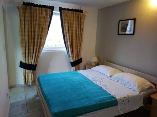 En eller flere senge i et værelse på Summerhouse Marina