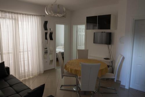 une salle à manger avec une table et des chaises jaunes dans l'établissement Apartment Novalja, à Novalja