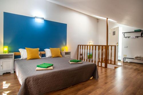 una camera da letto con un grande letto con cuscini gialli e verdi di Cozy Room AGAPEDIA a Braşov