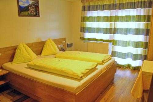 Una cama o camas en una habitación de Haus Waldheim