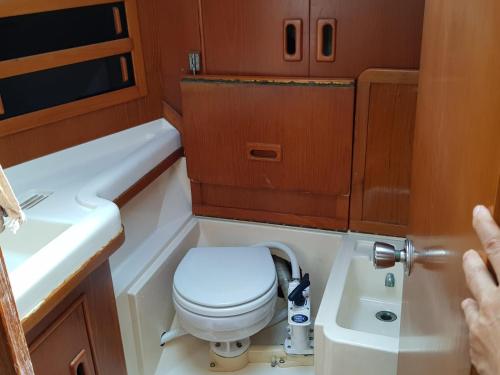 Java Yacht في إل بويرتو دي سانتا ماريا: حمام صغير مع مرحاض ومغسلة