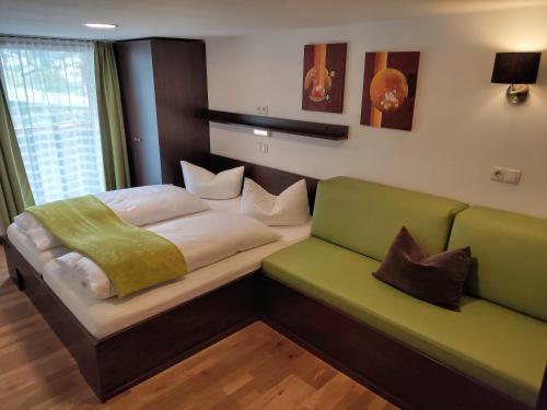 皮茨谷地聖萊昂哈德的住宿－Ferienwohnung Alte Post，一间卧室配有一张床和一张沙发