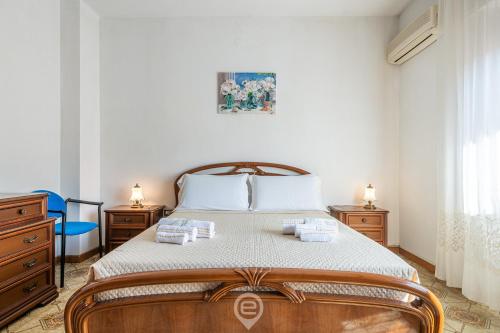 1 dormitorio con 1 cama con 2 mesitas de noche y una ventana en House Antonella - Wonderful Holidays on a Budget en Gonnesa