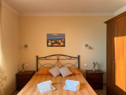 een slaapkamer met een bed met twee handdoeken erop bij La Casa Di Pericle in Brenzone sul Garda