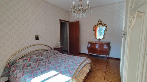 Un pat sau paturi într-o cameră la Rapallo trilocale con posto auto privato a 5 minuti a piedi dal mare