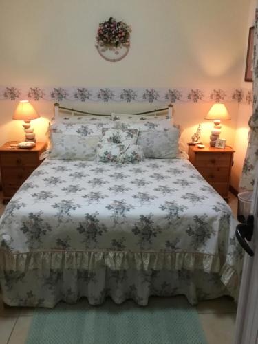 - une chambre avec un lit et deux lampes sur les tables dans l'établissement Aurelia Lodge - Apartment with Terrace, à Souillac