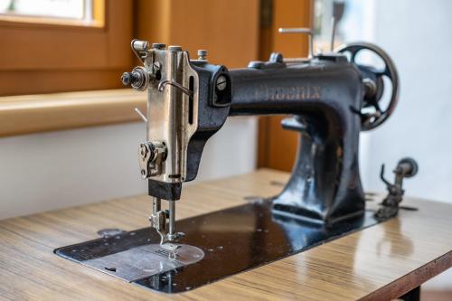 a black sewing machine sitting on top of a table at Hotel Jäger in Tux