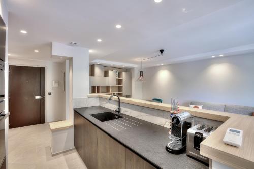 Kuchyň nebo kuchyňský kout v ubytování Luxury flat with balcony - city center Cannes