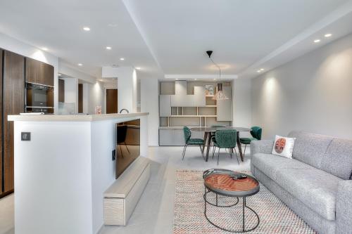 un salon et une cuisine avec un canapé et une table dans l'établissement Luxury flat with balcony - city center Cannes, à Cannes
