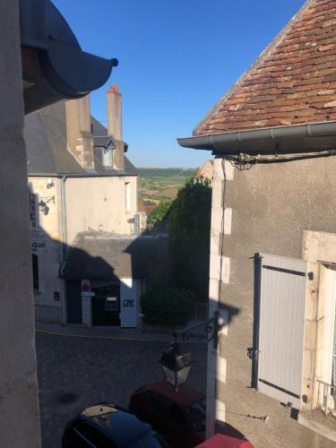 a view of an alley between two buildings at Appartement centre historique Sancerre in Sancerre