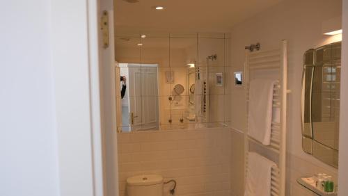 a bathroom with a shower and a toilet at HOTEL LA CASA DE LAS CAMELIAS in Busto