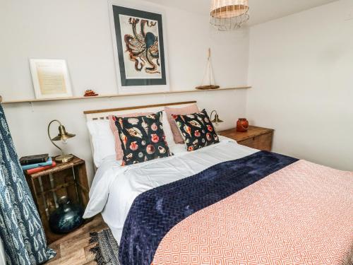 ein Schlafzimmer mit einem Bett und Kissen darauf in der Unterkunft Sea Snug in Berwick-Upon-Tweed