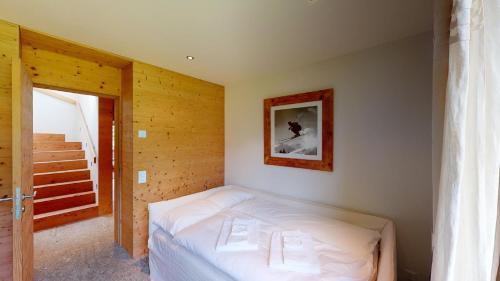 a bedroom with a bed and a picture on the wall at Abitaziun Blaunca - Maloja in Maloja