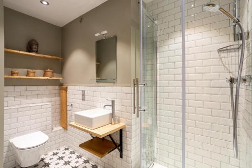 une salle de bain avec un lavabo et une douche dans l'établissement Concordia 7 Apartment - Chamonix All Year, à Chamonix-Mont-Blanc