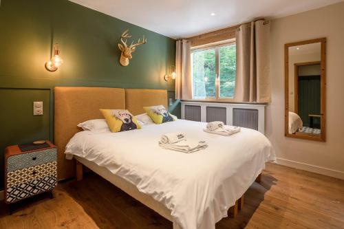 une chambre avec un lit avec des serviettes dessus dans l'établissement Concordia 7 Apartment - Chamonix All Year, à Chamonix-Mont-Blanc