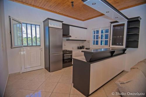 uma cozinha com um lavatório e uma bancada em Gerani Maison Agios Aimilianos beautiful view em Porto Heli