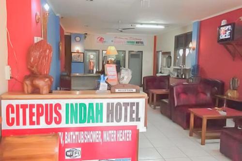 una tienda con un cartel que lee "Crisis Indiana Hotel" en RedDoorz near Pantai Citepus Pelabuhan Ratu, en Sukabumi