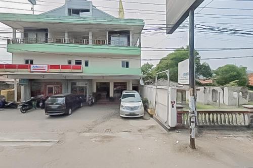 un edificio con coches estacionados en un estacionamiento en RedDoorz near Pantai Citepus Pelabuhan Ratu, en Sukabumi