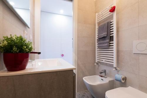 Fashion District - Top Floor Apartment