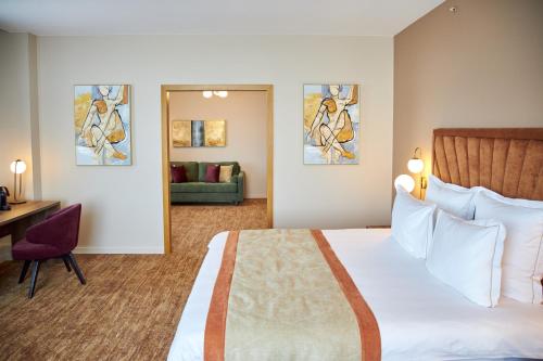 Cama ou camas em um quarto em River Palace Hotel