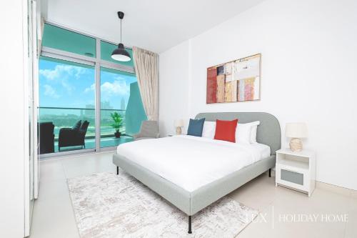 1 dormitorio con cama y ventana grande en LUX Opulent Island Suite 6 Burj View en Dubái