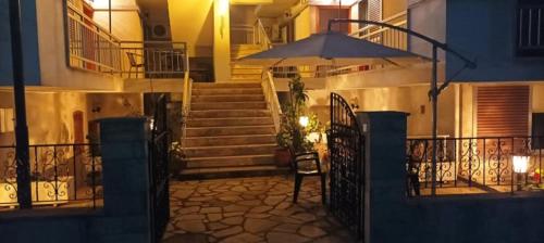 Το κτήριο όπου στεγάζεται  το ξενοδοχείο διαμερισμάτων