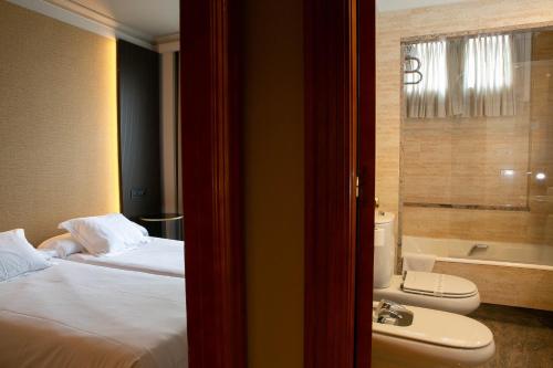 Ένα μπάνιο στο Hotel Sercotel Ciudad de Oviedo