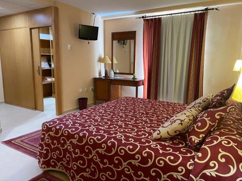 a hotel room with a bed and a television at Gran Hotel Ciudad Del Sur in Puerto Real