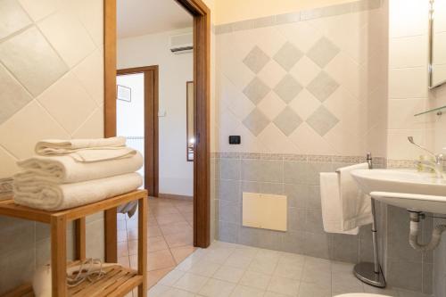 a bathroom with a sink and a mirror at Residenza Il Falchetto in Assisi