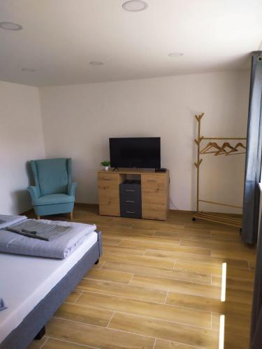 Телевизор и/или развлекательный центр в Garden & Pool apartment