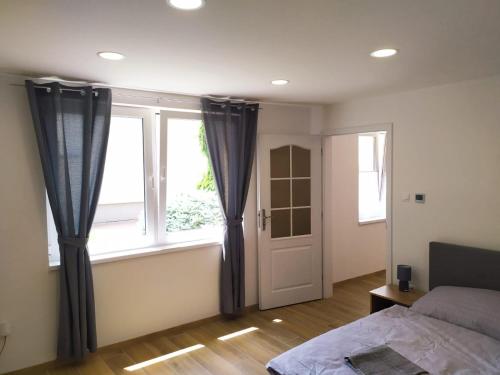 een slaapkamer met een bed en een raam bij Garden & Pool apartment in Trnava