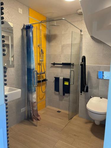 une salle de bain avec douche et toilettes dans l'établissement Maison de vacances de 56 m2 dans résidence avec piscine chauffée proche plages, à Locmaria
