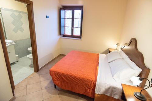 a bedroom with a bed and a bathroom at Residenza Il Falchetto in Assisi