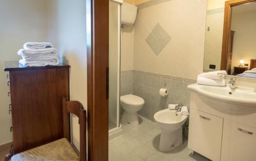 a bathroom with a toilet and a sink at Residenza Il Falchetto in Assisi