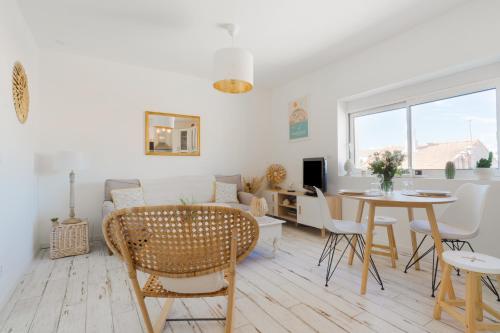 un salon et une salle à manger avec une table et des chaises dans l'établissement Le Pitchoun, à Marseille