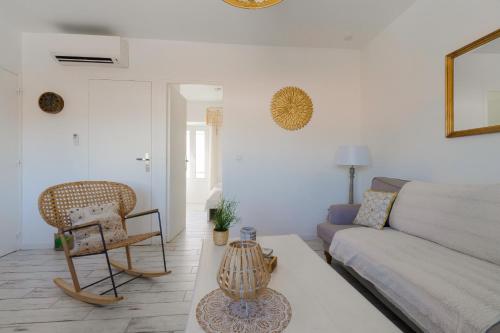 un salon avec un canapé et une table dans l'établissement Le Pitchoun, à Marseille