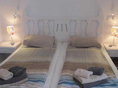 zwei nebeneinander stehende Betten in einem Schlafzimmer in der Unterkunft Puerto De Mogan Harbour 371 by El Sirocco in Puerto de Mogán
