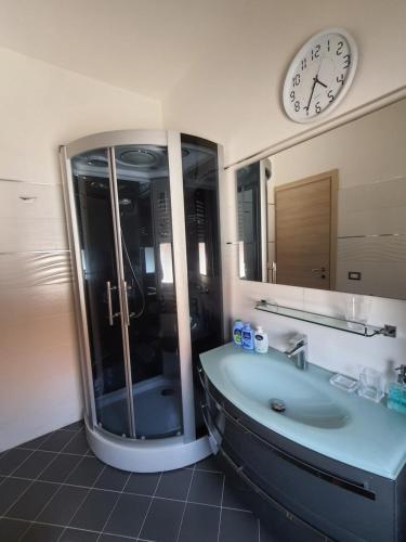 A bathroom at Sole D'oro IUN S4354